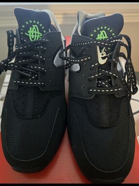 Nike Black Men’s Huarache-Style Sneakers with Neon Green Logo